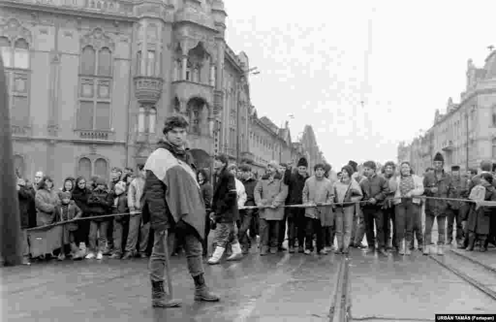 Locuitorii Timișoarei blochează o șosea din oraș, în data de 16 decembrie 1989, momentul de începere a Revoluției Române.&nbsp;