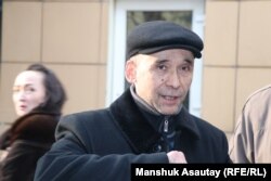 Ноян Рахимжанов у здания суда. Алматы, 10 ноября 2019 года.
