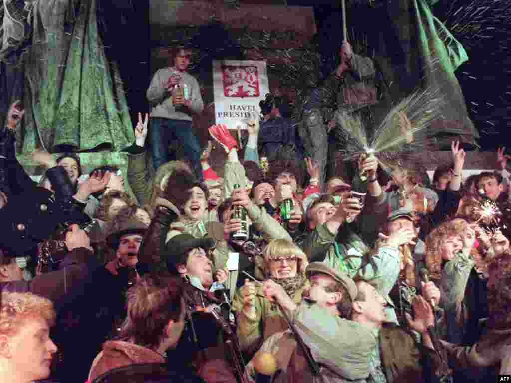 1989 წლის 31 დეკემბერი. პრაღელები შამპანურის გახსნით აღნიშნავენ ახალი წლის მოახლოებას და... ახალ დემოკრატიას.