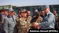 جنرال محمد ایوب سالنگی قوماندان امنیه کابل حین تسلیم دهی این مهمات به دایاک