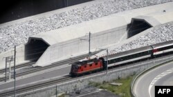 La ceremonia de inaugurare de la Erstfeld, un prim tren la ieșirea nordică din tunel 