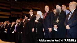 U jednom redu predsednik Srbije Aleksandar Vučić, patrijarh SPC Irinej i predsednik Bh. entiteta Republike Srpske Milorad Dodik, na skupu u Beogradu oktobra, 2019. 