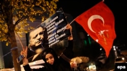 R.T.Erdoğan-ın tərəfdarları Ankarada referendumda qələbəni bayram edirlər.