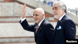 Ashraf Ghani (solda) və Abdullah Abdullah NATO sammiti, 8 iyul 2016