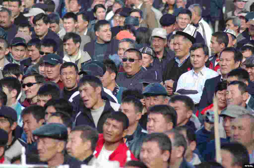 Demonstrators in Bishkek on November 6 (RFE/RL) - The opposition is particularly concerned about the slow pace of economic development and remnants of the regime of former President Askar Akaev, who was ousted in the March 2005 uprising.