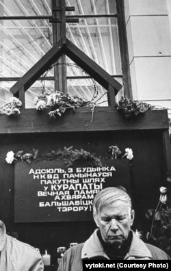 Васіль Быкаў на мітынгу з нагоды Дзядоў на пачатку 1990-х гадоў. Фота з сайту vytoki.net