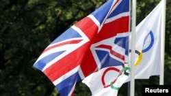 Флаг Великобритании и олимпийское знамя на церемонии зажжения олимпийского огня. Греция, 10 мая 2012 г
