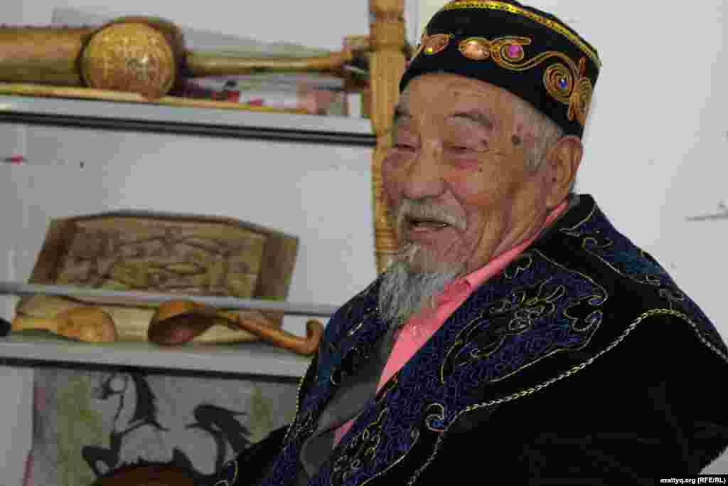 Мастер из Туркестана 75-летний Гаухарбек Баянбайулы привез на ярмарку изделия из дерева. 