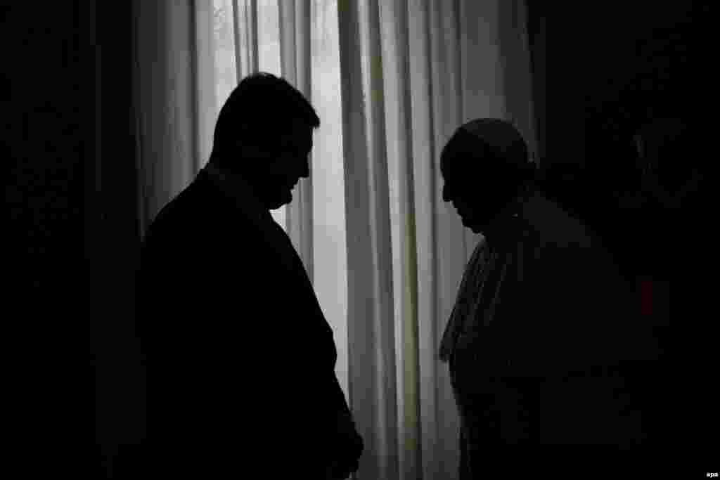 Pope Francis (right) and Ukrainian President Petro Poroshenko are silhouetted during their meeting at the Vatican on November 20. (epa/Alessandro Tarantino)