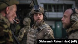 Украински војници разговараат за време на тешките борби на линијата на фронтот во Северодонецк во регионот Луганск, 8 јуни 2022 година