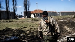 Проросійський бойовик у селі Спартак біля Донецького аеропорту, 10 квітня 2015 року