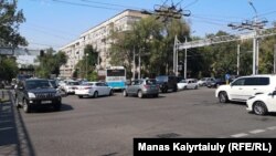 Неработающий светофор на пересечении проспекта Абая и улицы Сейфуллина. Алматы, 15 июля 2019 года.