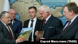 Делегация представителей "Альтернативы для Германии" в ходе визита в аннексированный Россией Крым в 2018 году. В центре - Евгений Шмидт