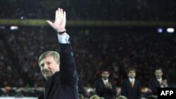 Rinat Ahmetov la clubul său de fotbal Donețk. Un fost sprijinitor al lui Ianukovici, Ahmetov se intoarce acum împotriva lui.