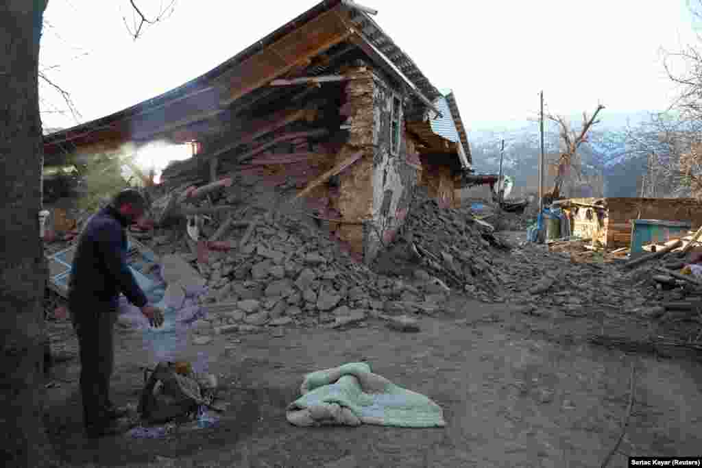 Seljan stoji ispred svoje srušene kuće u Sivricama, blizu Elaziga