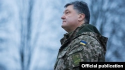 Президент України Петро Порошенко під час відвідин 44-ї окремої артилерійської бригади ЗСУ, 11 січня 2016 року