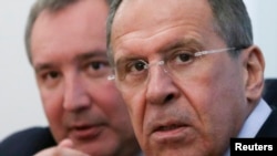 Ministrul de externe rus Serghei Lavrov (dreapta) și fostul viceprim-ministru rus Dmitri Rogozin 