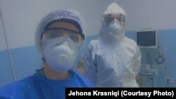 Doktoresha Jehona Krasniqi, vullnetare në Klinikën Infektive.