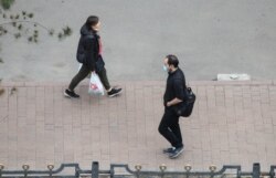 Прохожие на улице в Алматы во время карантина. 15 апреля 2020 года.