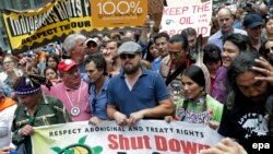 U.S. actors Leonardo DiCaprio (center) and Mark Ruffalo (left) participate in the People's Climate March in New York City on September 21.