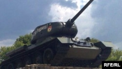 Unul din multele tancuri sovietice monumente în Transnistria