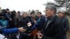 Алмазбек Атамбаев выступает перед журналистами на субботнике.