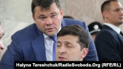 Президент Володимир Зеленський (посередині), а за ним голова Адміністрації президента Андрій Богдан