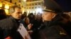 Міліцыянт складае пратакол на Анатоля Лябедзку пдчас акцыі каля КДБ