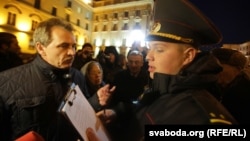 Міліцыянт складае пратакол на Анатоля Лябедзку пдчас акцыі каля КДБ