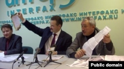 Сергей Веремеенко һәм Рәлиф Сафин ялган бюллетеньнәрне күрсәтә. Сулда - Айрат Дилмөхәммәтов