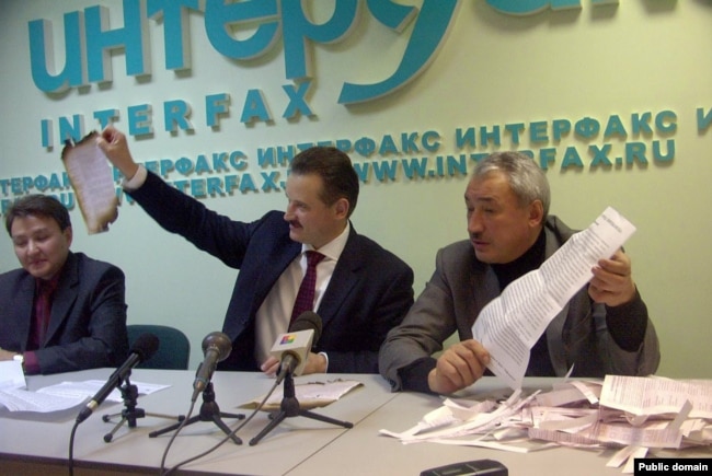 Кандидаты в президенты РБ Сергей Веремеенко и Ралиф Сафин предъявляют фальшивые бюллетени