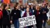 Грета Тунберг на одной из многочисленных уличных акций в защиту климата