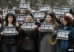 Întreaga lume s-a strâns să susțină dreptul la presa liberă, inclusiv la satiră, în urma atacurilor de la revista Charlie Hebdo.