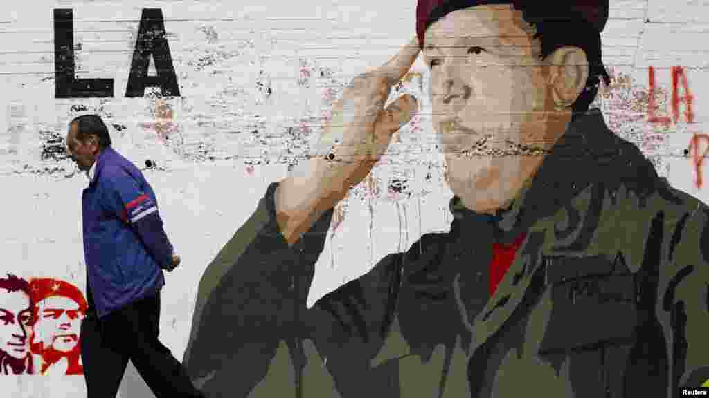 Венесуэланын баш калаасындагы Уго Чавестин портрети 