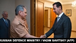 Министр обороны России Сергей Шойгу (л) с президентом Сирии Башаром Асадом, архивное фото