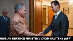 Rusiya müdafiə naziri Sergei Shoigu (solda) və Suriya prezidenti Bashar al-Assad