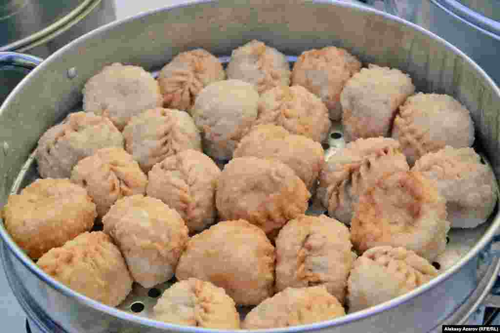 Посетители отмечают, что никогда в одном месте не видели такого разнообразия мант. На фото &ndash; разновидность мант - жареные хошаны, известные в традиционной уйгурской кухне.