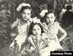 Юные сестры Накипбековы: Элеонора (слева), Эльвира (в центре) и Альфия (справа). Из семейного альбома.
