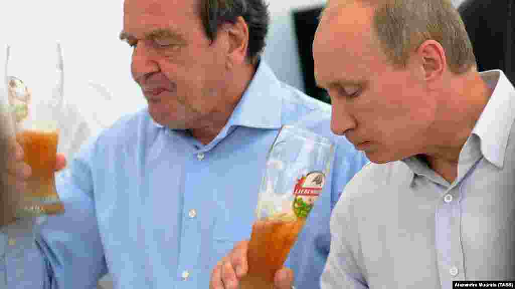 ГЕРМАНИЈА / РУСИЈА -&nbsp;Поранешниот германски канцелар Герхард Шредер и германскиот бизнисмен Матијас Варниг најавија оставки од бордот на директори на рускиот државен нафтен гигант Роснефт, соопшти компанијата на 20 мај.