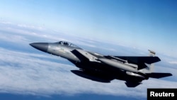 Американский истребитель F-15 над Литвой, архивное фото