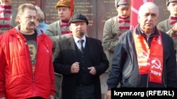 Василь Пархоменко (праворуч) на мітингу на честь 100-річчя Жовтневої революції