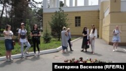 Зоозащитники из Хабаровска на акции против китайского фестиваля поедания собачьего мяса