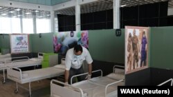 A medical aid worker sets up and installs a bed at a shopping mall, one of Iran's largest, which has been turned into a center to receive patients suffering from the coronavirus disease (COVID-19), in Tehran, April 4, 2020