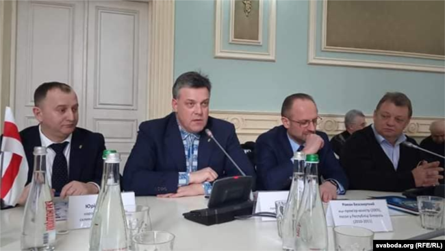 Зліва направо: директор Українських студій стратегічних досліджень Юрій Сиротюк, лідер Всеукраїнського об’єднання «Свобода» Олег Тягнибок, експосол України в Білорусі Роман Безсмертний і Віктор Гвозьдь, який у 2014–2016 роках очолював Службу зовнішньої розвідки України, а зараз очолює незалежний аналітичний центр «Борисфен Інтел»