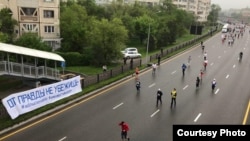 Надпись: «От правды не убежишь» — на баннере вдоль трассы марафона. Алматы, 21 апреля 2019 года. 