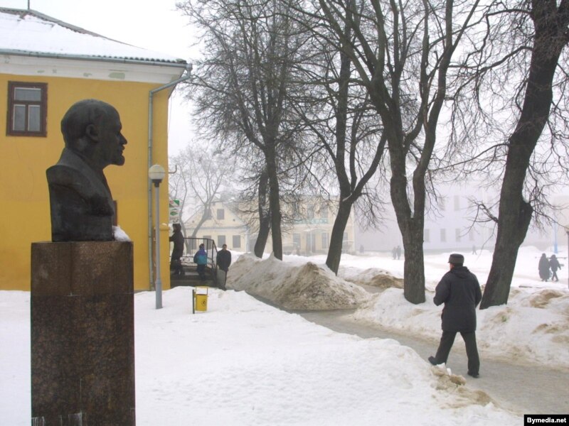 Бюст Ленина в белорусском городе Новогрудка. 23 февраля 2003 года