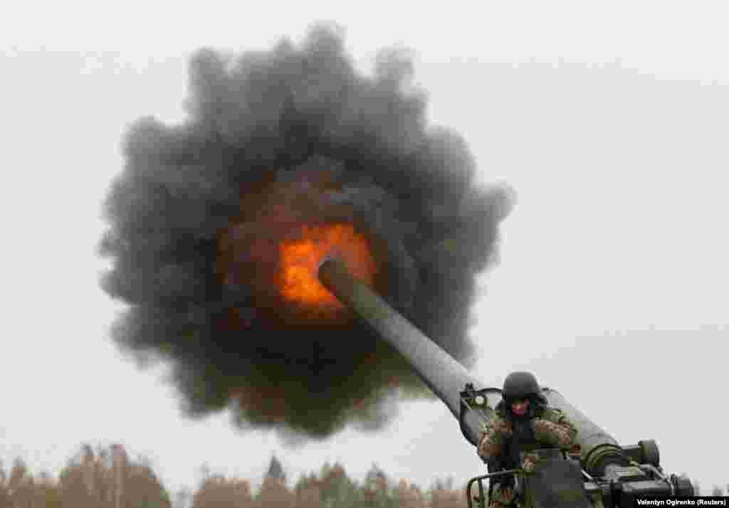 A Ukrainian serviceman fires a 2S7 Pion self-propelled gun during military exercises near the village of Divychky outside Kyiv. (Reuters/Valentyn Ogirenko)