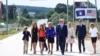 Presidenti amerikan, Joe Biden, në gusht të vitit 2016, bashkë me gruan e tij dhe anëtarë tjerë të familjes, duke ecur në rrugën Ferizaj-Gjilan që mban emrin e djalit të tij të ndjerë Beau Biden. 