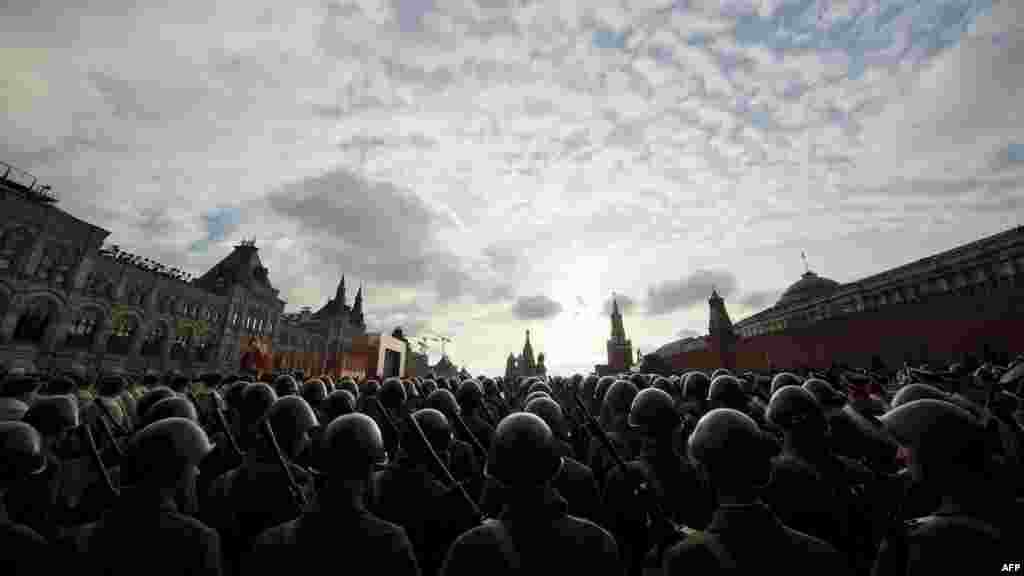 Russian soldiers wearing WWII-era Soviet military uniforms on November 5 rehearse for an upcoming military parade on Red Square in Moscow to mark the 71th anniversary of a 1941 parade of soldiers leaving for the front line with Nazi troops just a few kilometers from the Russian capital. (AFP/Natalia Kolesnikova)