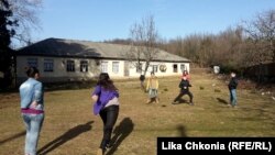 Məktəblilər Kumistavi kəndində “ortadaqalma” oynayırlar. Şəkli müəllimləri Lika Chkonia çəkib. Tərəflərdən biri qışın ilıq günəş şüası altında oynamaq üstünlüyü əldə edib, amma Lika deyir ki, bu hal onun şagidlərinə bir-biriylə ünsiyyət saxlamağı öyrədir